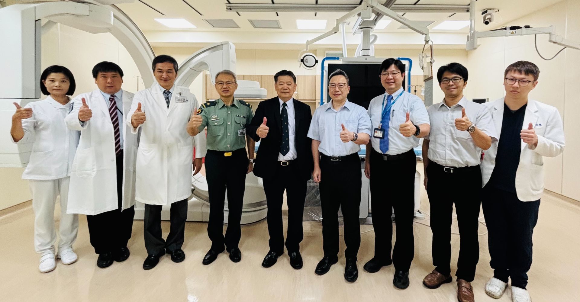  國軍花蓮總醫院「心臟血管中心」日前完成首例心冠狀動脈繞道手術，由蔡局長（圖中）與三總團隊協力完成，展現醫療豐碩成果。（國軍花蓮總醫院提供）