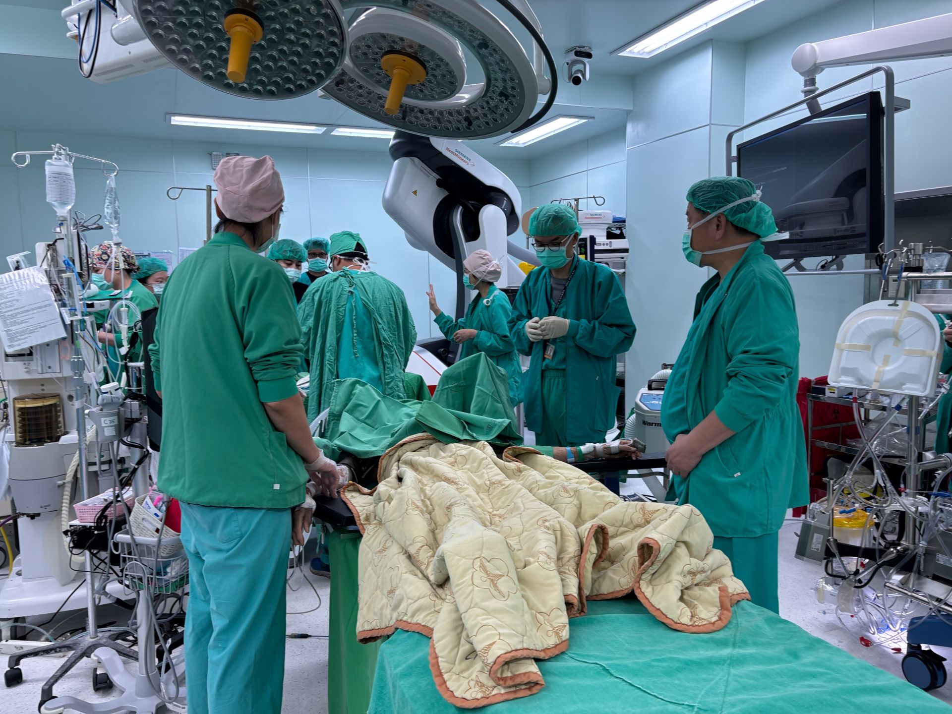  國軍花蓮總醫院「心臟血管中心」日前完成首例心冠狀動脈繞道手術，展現醫療豐碩成果。（國軍花蓮總醫院提供）