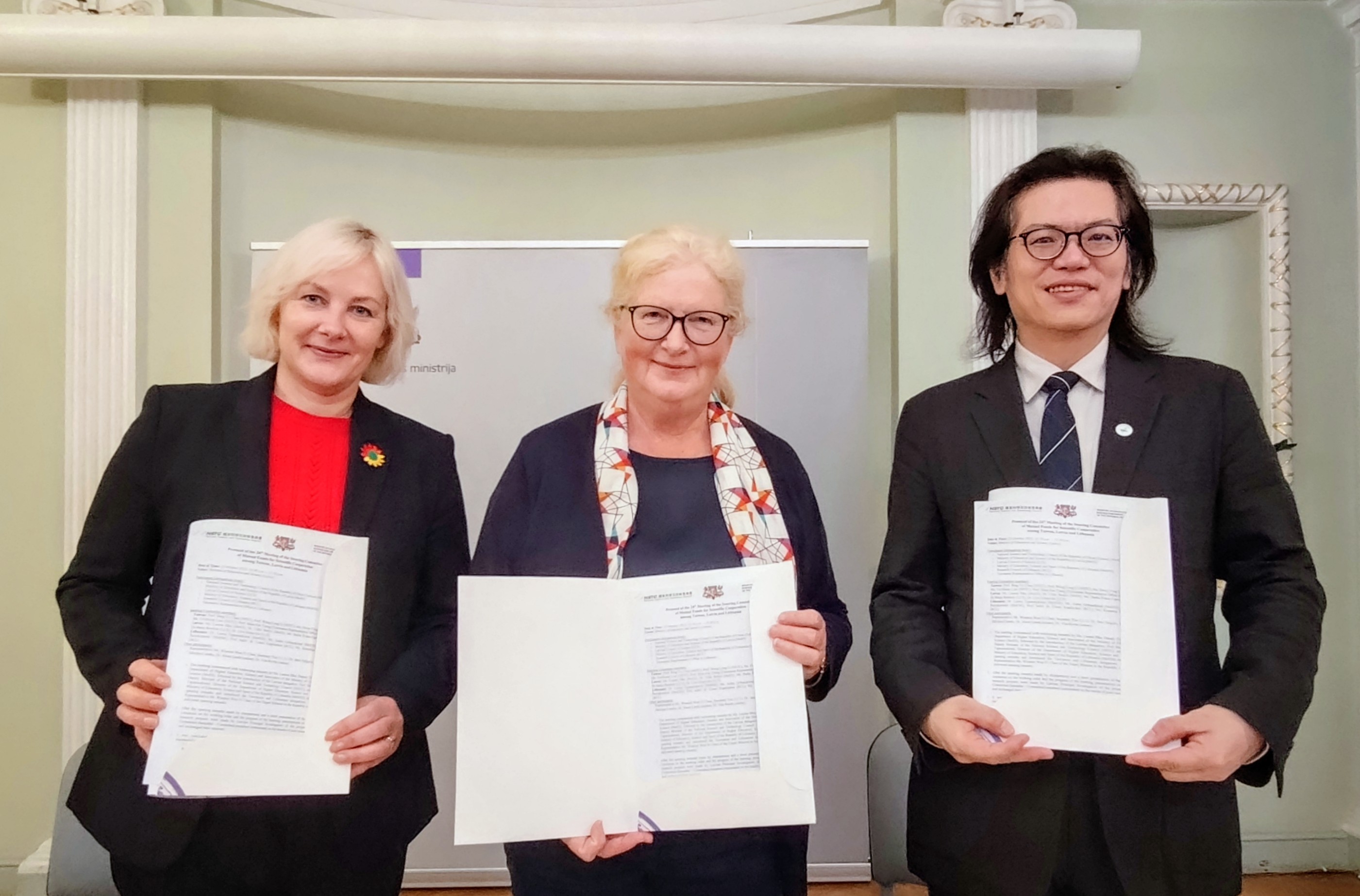 副主委陳炳宇（右）、拉脫維亞教育科學部副司長Lauma Sīka（中）及立陶宛教育科學部司長Laima Taparauskienė（左）共同簽署會議紀錄，持續深化合作。（國科會提供）