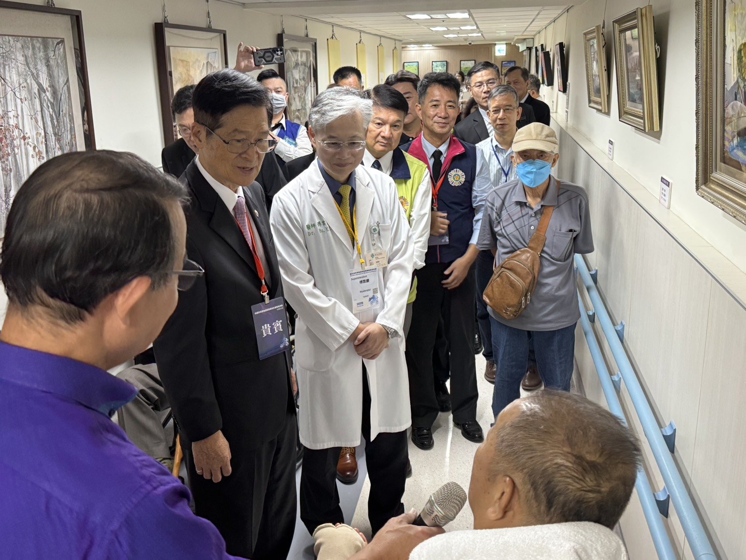 口足畫家童福財導覽畫作。（臺中榮總提供）