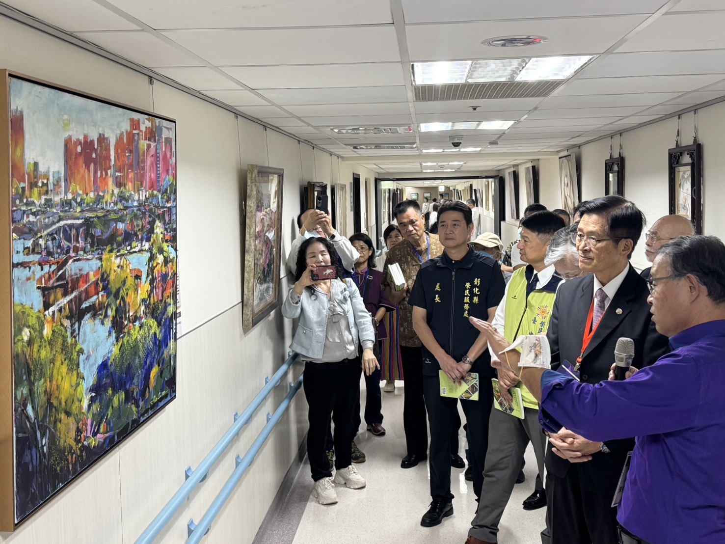 畫家朱仲儒導覽畫作。（臺中榮總提供）