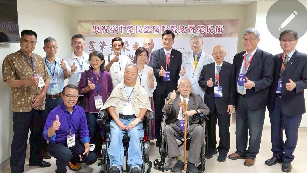 聯展畫家大合照。（臺中榮總提供）