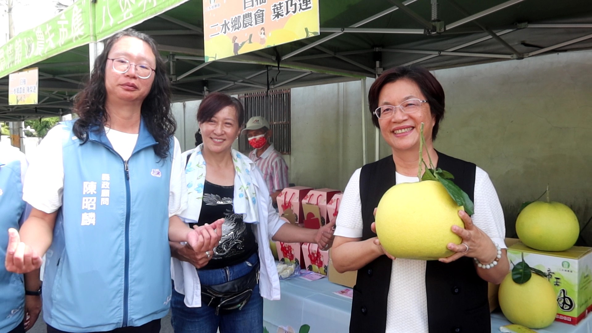 霜降後白柚正甜，二水鄉農會舉辦「柚見農遊．食在二水」活動，串聯白柚頒獎與農特展售，讓遊客感受二水的農村風情。（記者張溎壕攝）