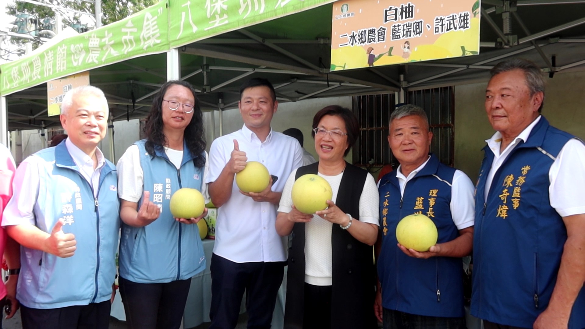 霜降後白柚正甜，二水鄉農會舉辦「柚見農遊．食在二水」活動，串聯白柚頒獎與農特展售，讓遊客感受二水的農村風情。（記者張溎壕攝）