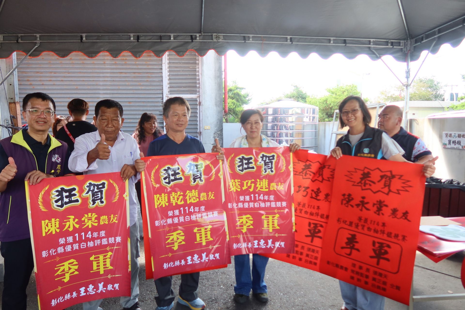 霜降後白柚正甜，二水鄉農會舉辦「柚見農遊．食在二水」活動，串聯白柚頒獎與農特展售，讓遊客感受二水的農村風情。（記者張溎壕攝）