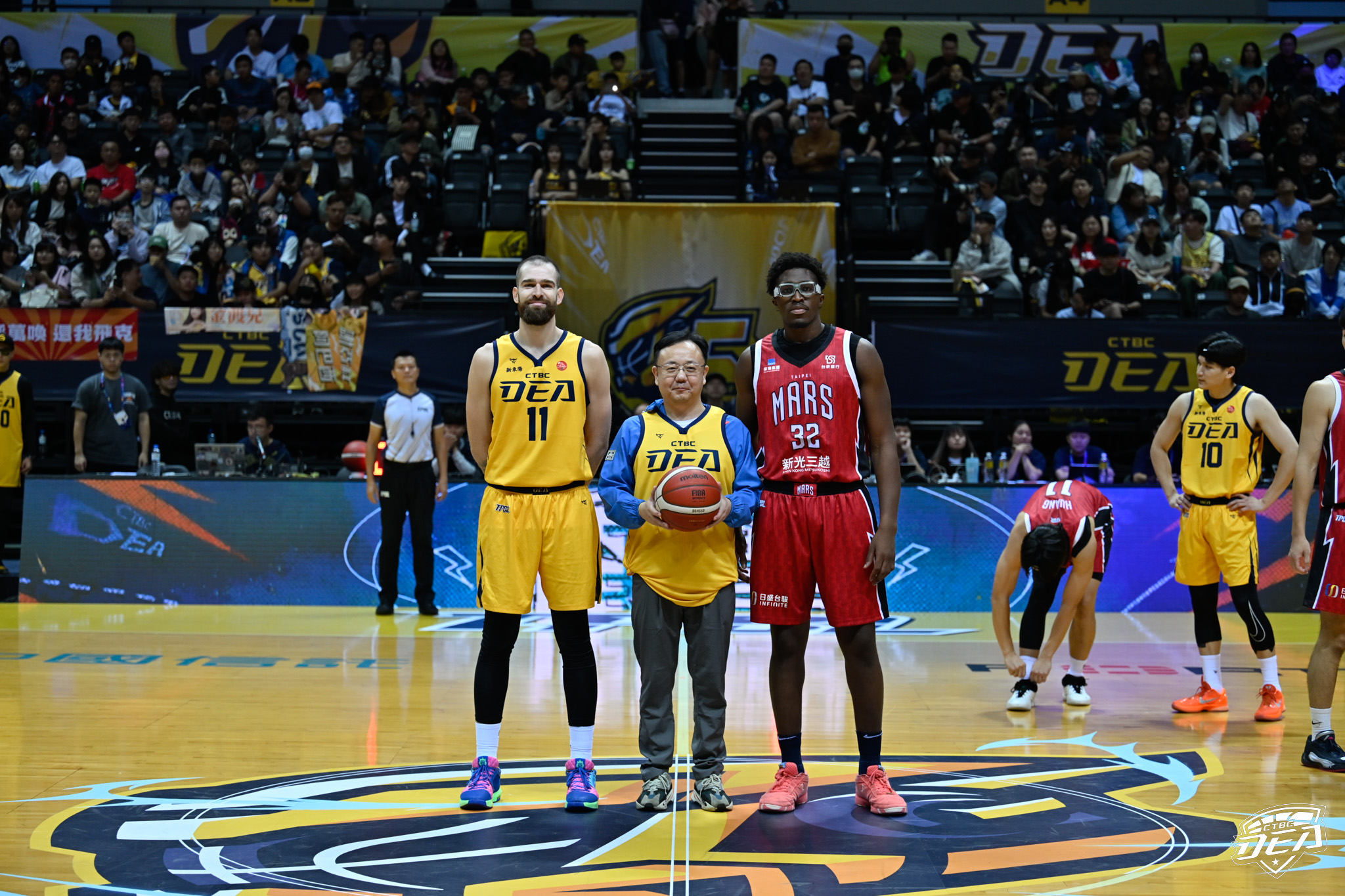 廉政署長馮成為台灣職業籃球大聯盟開球，推廣運動誠信精神　讓運動環境更公平、美好。(中信特攻提供)