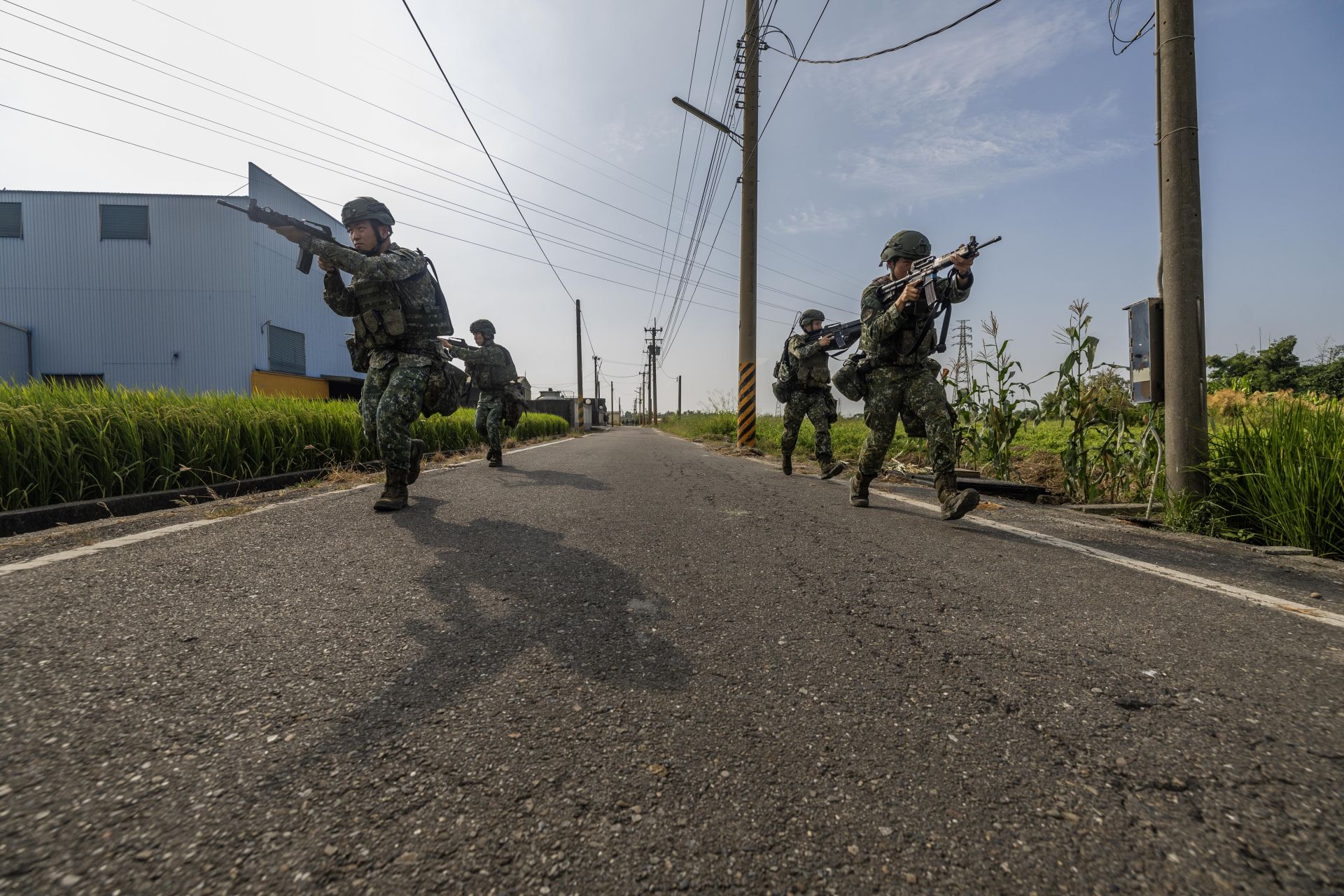 234旅官兵模擬敵軍襲擾，實施反制作戰演練。(記者林睿奕攝)