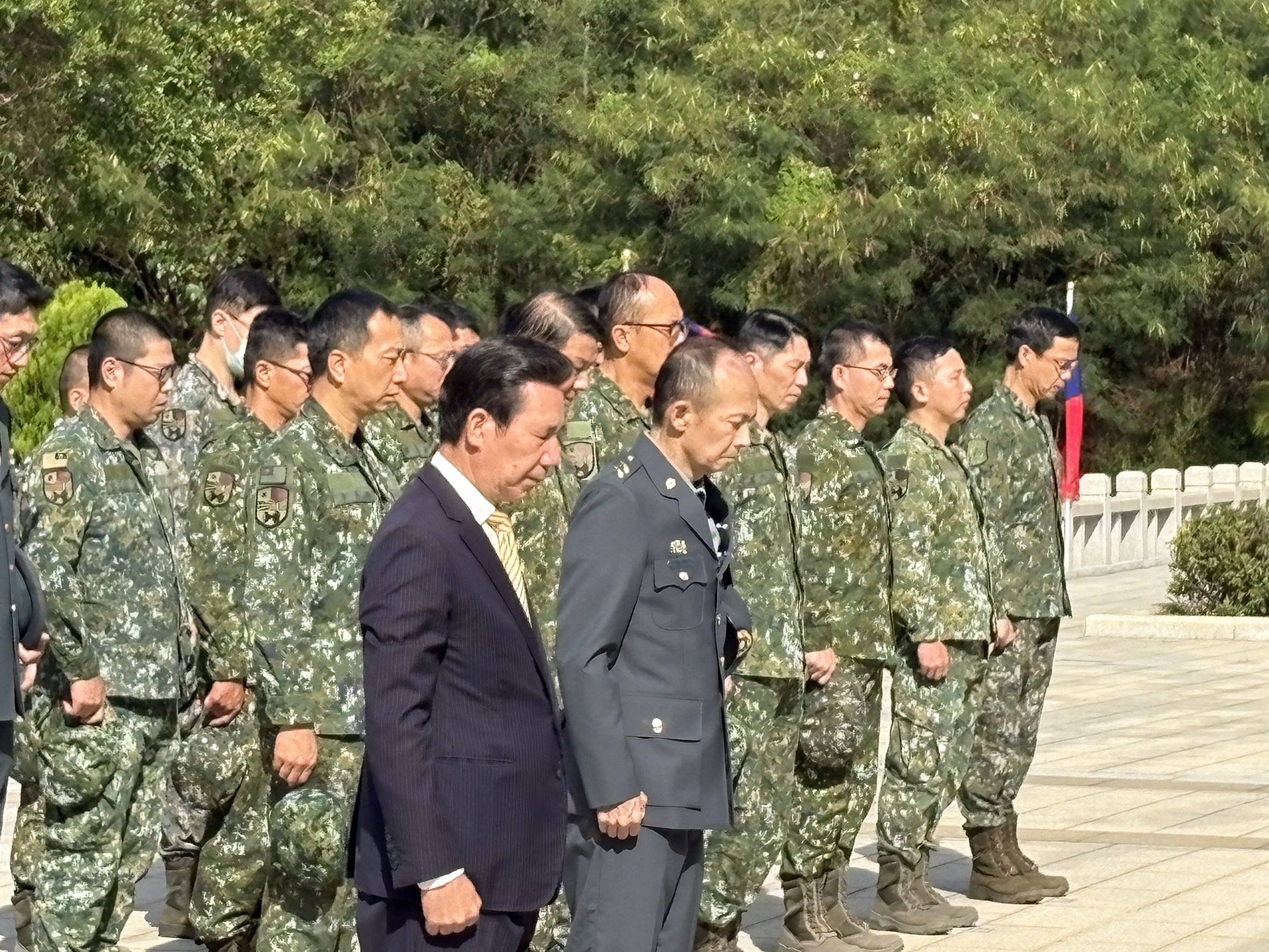 陸軍金門防衛指揮部昨日舉辦「古寧頭戰役76週年」紀念活動，追悼典禮在太武山公墓舉行，由指揮官黃中將與金門縣長陳福海擔任主祭官，並前往陣亡將士墓區獻花默哀，追思英靈；官兵也在每座烈士墓碑前插上國旗、焚香致敬，表達對先烈最崇高的敬意。（金防部提供）