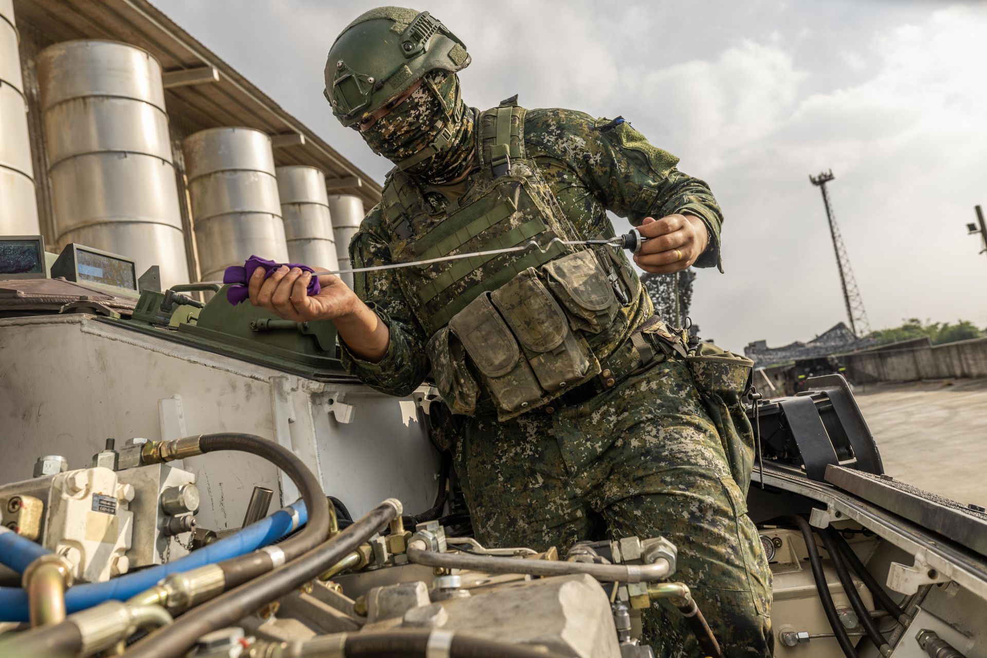 234旅官兵先期針對車輛進行機動前檢查，確保部隊能夠迅速投入作戰。（記者林睿奕攝）