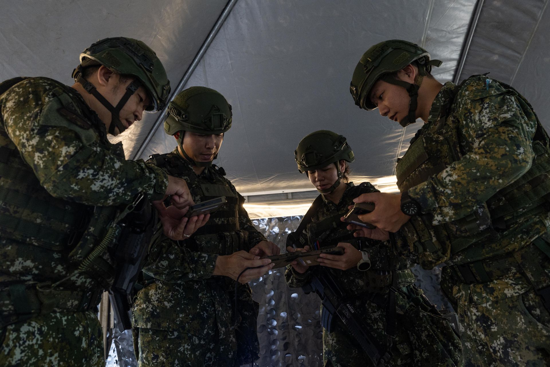  234旅各級主官及幕僚透過TAK手機實施圖上標繪，建立共同作戰圖像。（記者林睿奕攝）