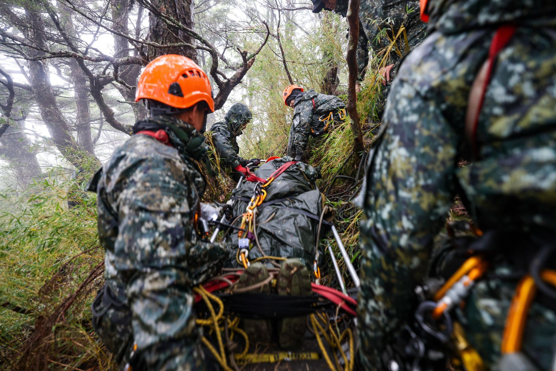 學員們順利搜救到傷患後，立即合力將傷患搬運至安全後送點。（記者王子昌攝）