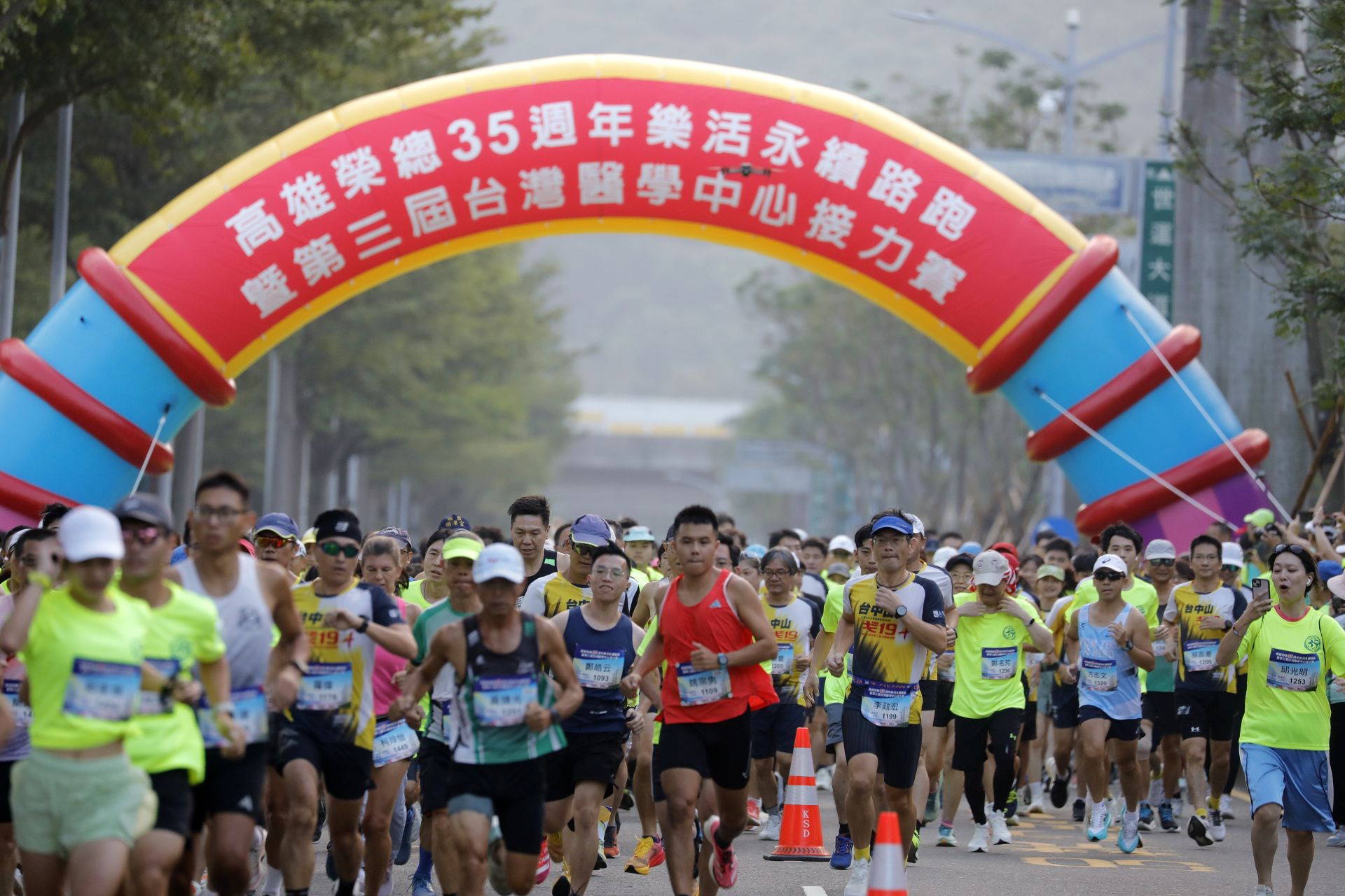 「高雄榮總 35 週年樂活永續路跑暨第三屆臺灣醫學中心接力賽」26日清晨在高雄國家體育場世運主場館鳴槍起跑，共有來自全國各醫學中心、多家醫療院所員工同仁及各地跑者等千餘人熱情參與。（記者孫建屏攝）