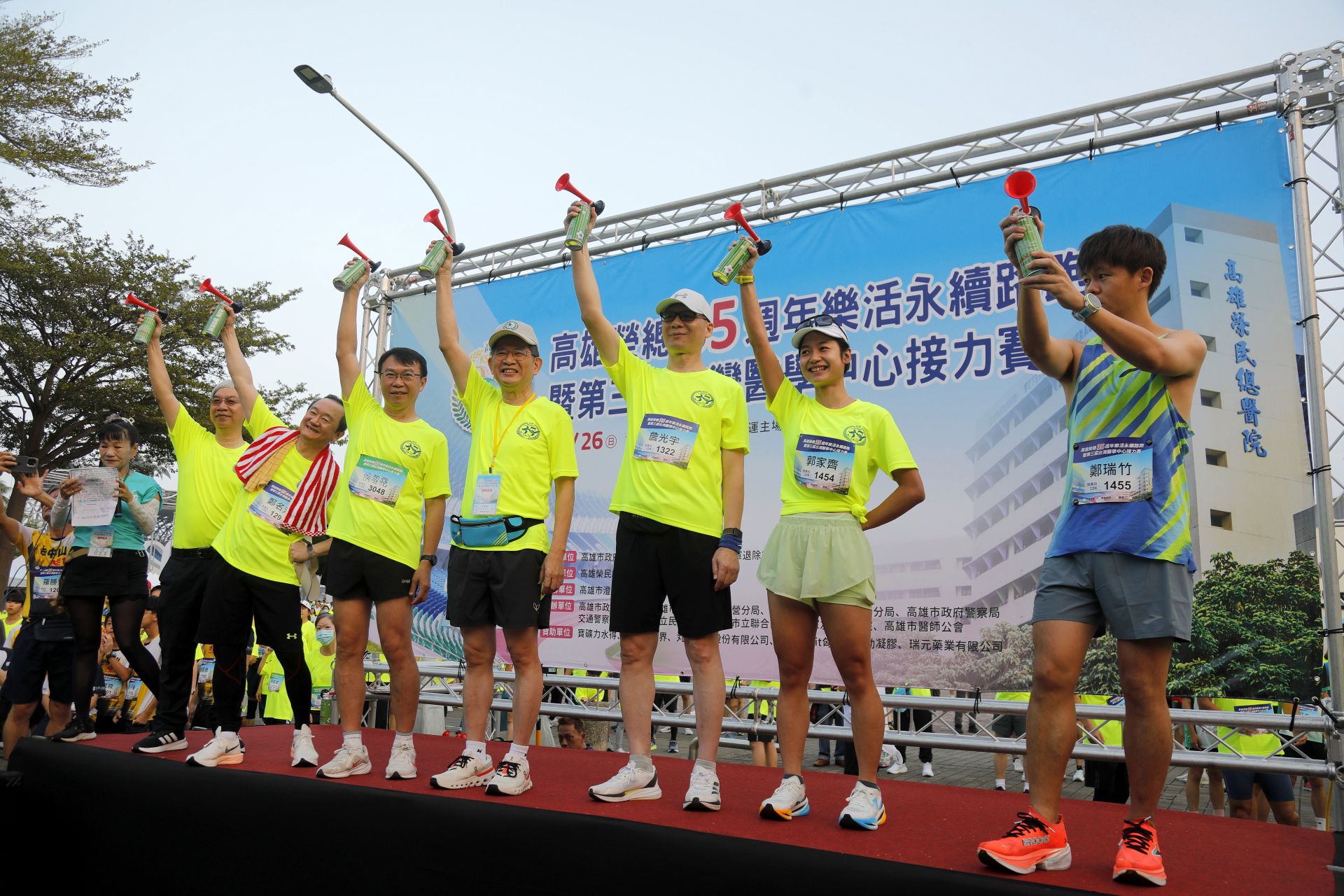 輔導會行政管理處處長詹光宇（右三）、高雄市政府運動發展局局長侯尊堯（左三）、高雄榮總院長陳金順（中）、高雄市的馬拉松紀錄保持人鄭瑞竹（右一）、鐵人女將郭家齊（右二）等人為活動鳴槍。（記者孫建屏攝）