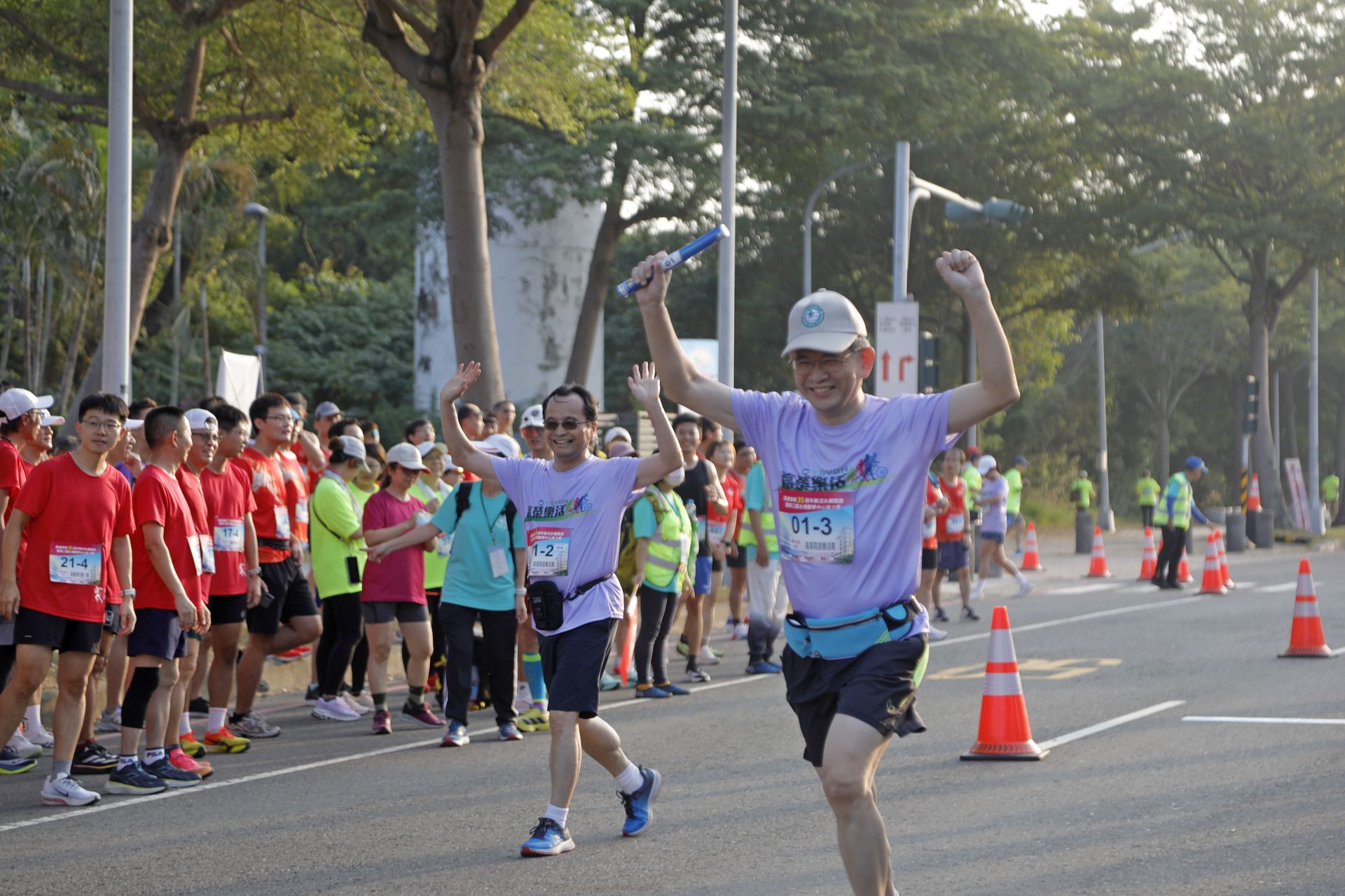 高雄榮總院長陳金順親自參加20公里接力賽，以身作則，也鼓勵民眾重視運動。（記者孫建屏攝）