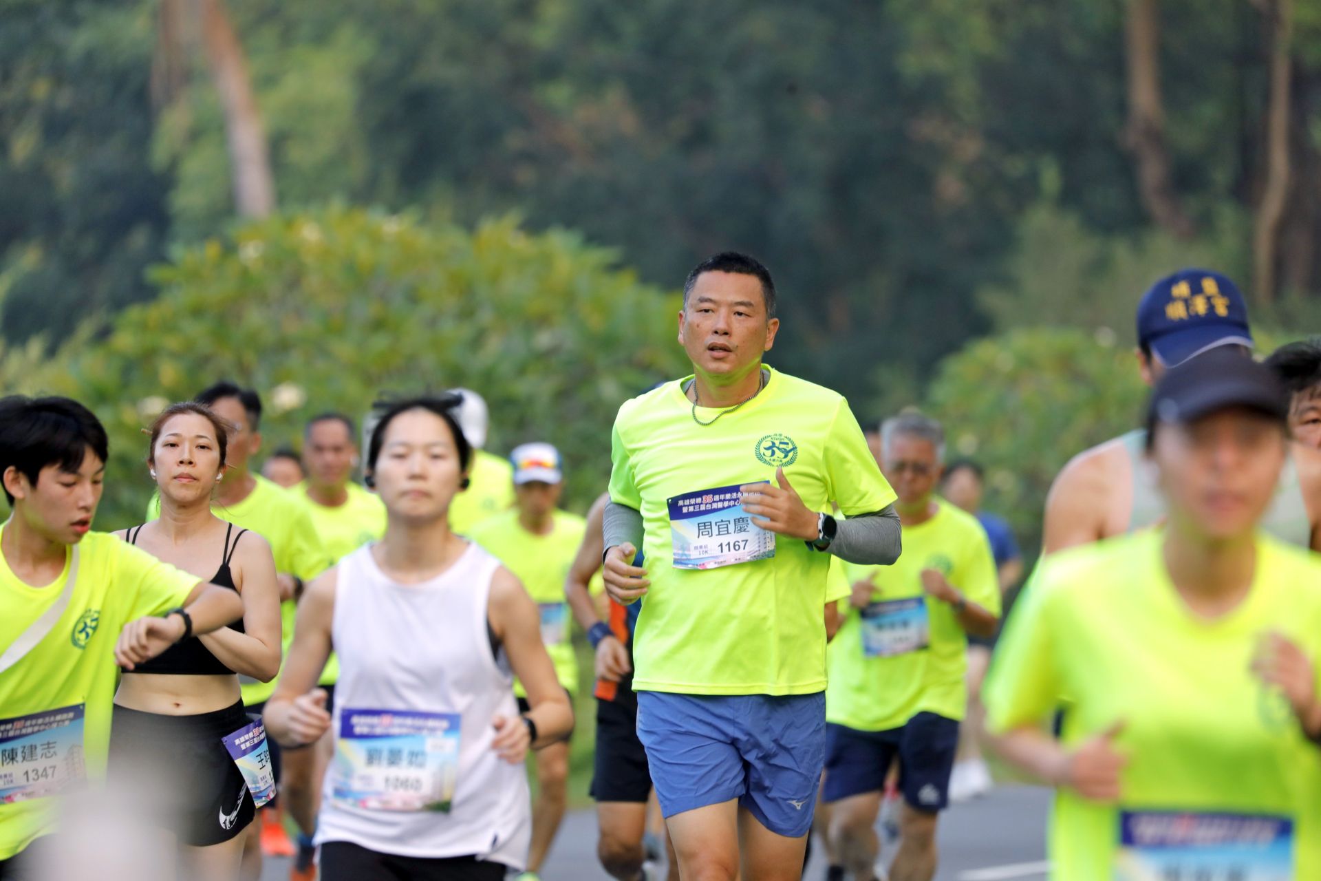 活動吸引千餘名跑者踴躍參加，享受清晨清新空氣，跑向健康。（記者孫建屏攝）