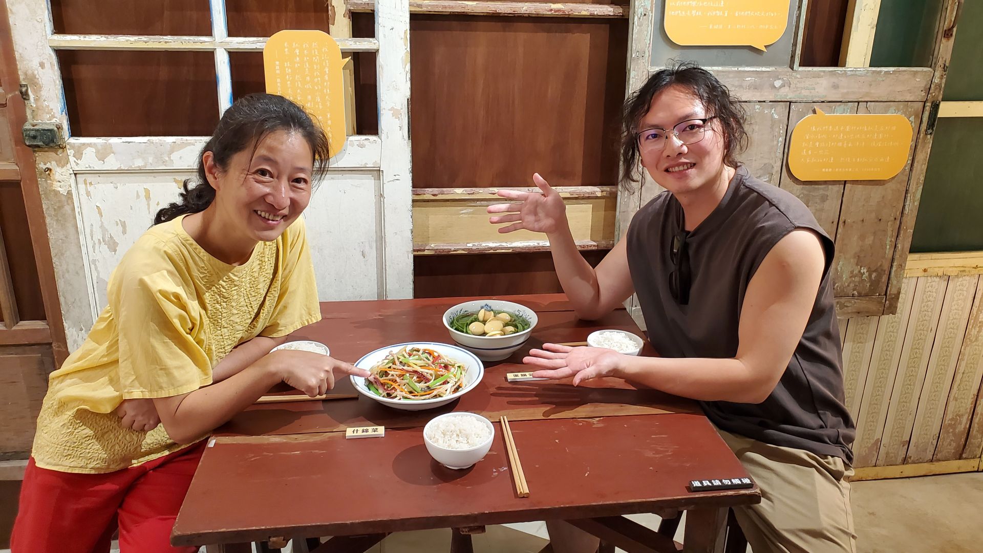 餐桌上以模型重現昔日眷村家常佳餚，包括「蛋菇菠菜湯」和「什錦菜」。（記者黃朝琴攝）