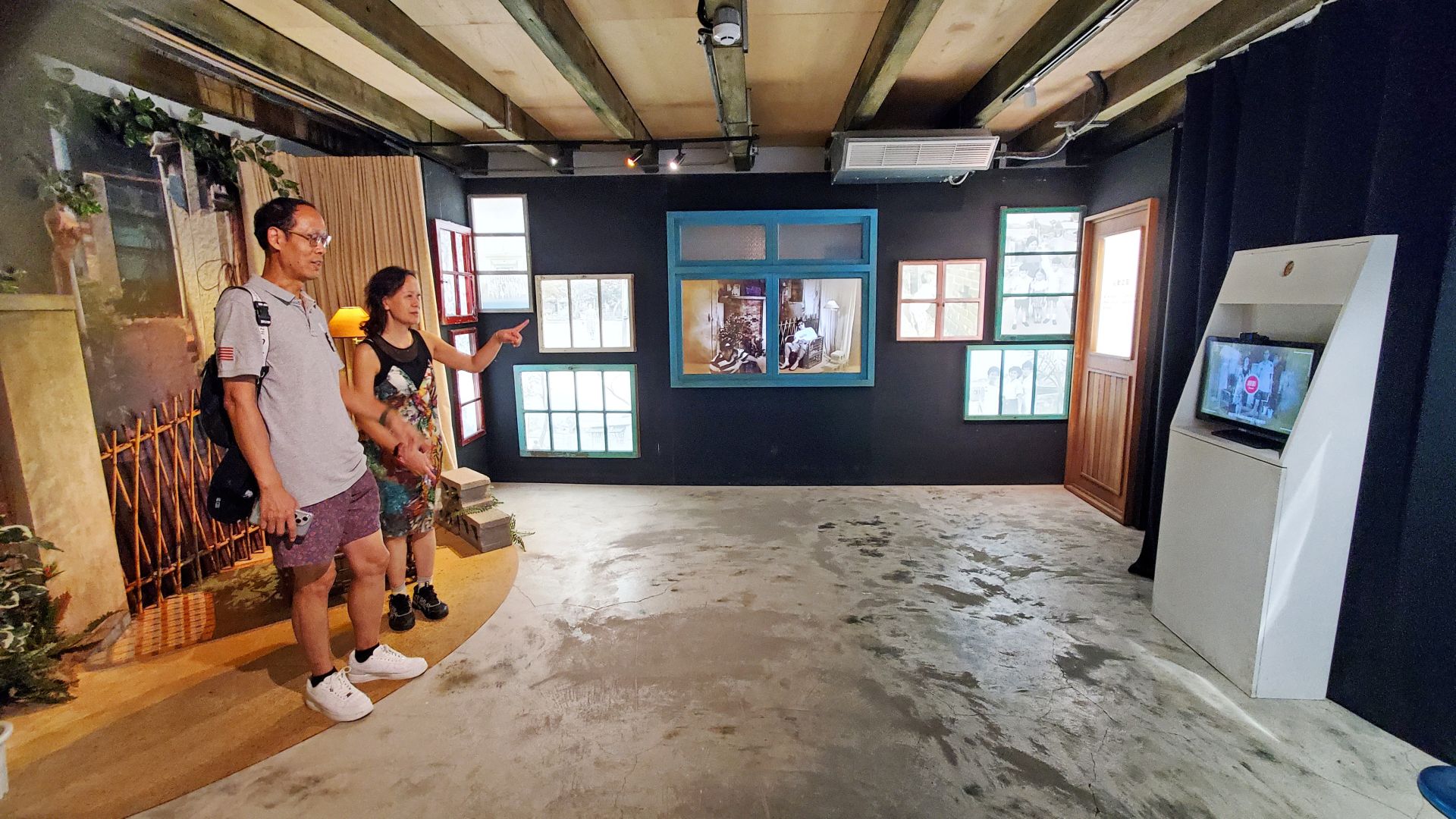 「心動之窗」多媒體互動展間，錄影10秒鐘畫面隨即映照老窗框的大螢幕，穿越時空進入眷村老相片。（記者黃朝琴攝）