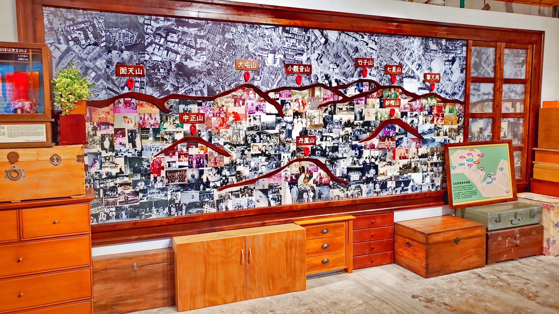 展區中央打造「北投十三村照片牆」，以北投13處列管眷村的舊航照影像交織而成，山景部分則嵌入眷戶珍藏的老照片。（記者黃朝琴攝）