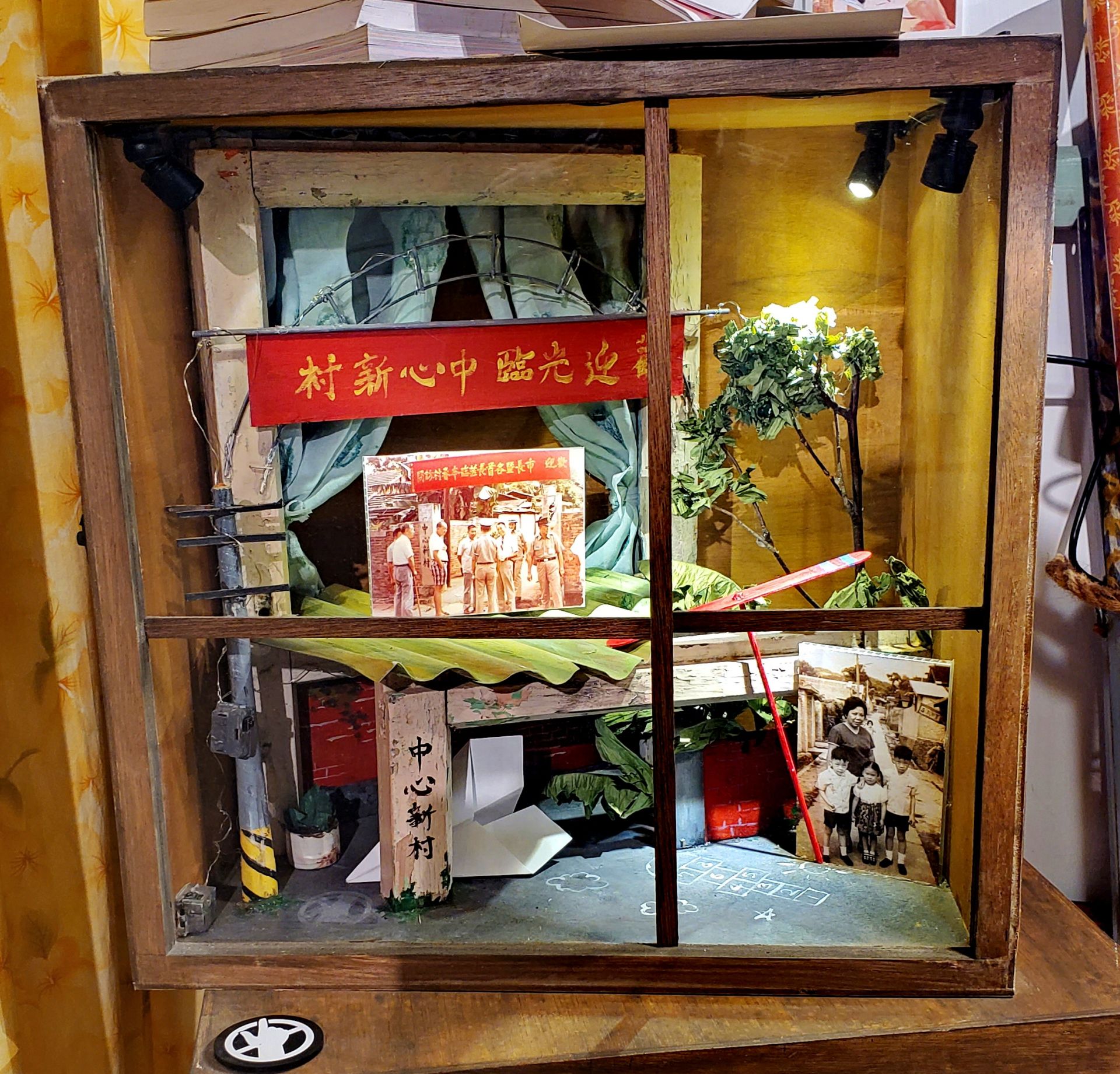 眷戶生命故事，轉化為具體可見的「故事箱」。（記者黃朝琴攝）