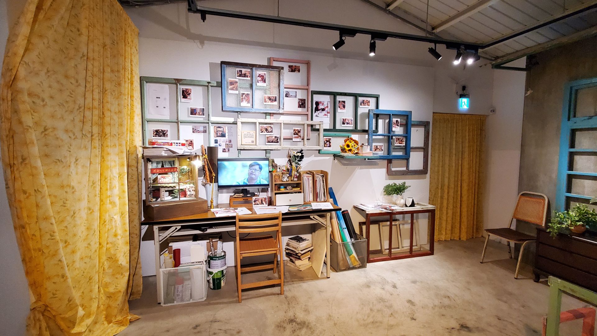 第4個展區是紀錄影片和製作現場，讓民眾了解故事箱的製作過程。（記者黃朝琴攝）