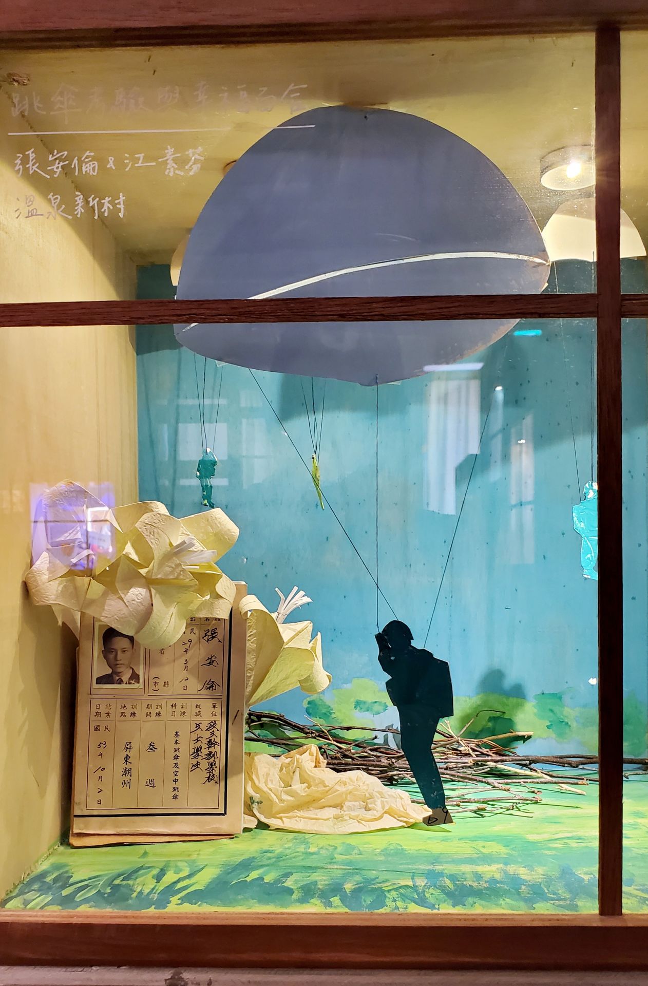 眷戶生命故事，轉化為具體可見的「故事箱」。（記者黃朝琴攝）