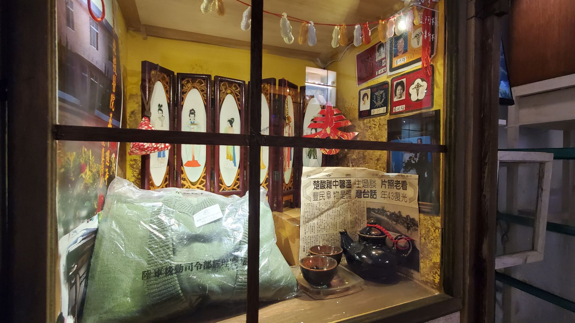 眷戶生命故事，轉化為具體可見的「故事箱」。（記者黃朝琴攝）