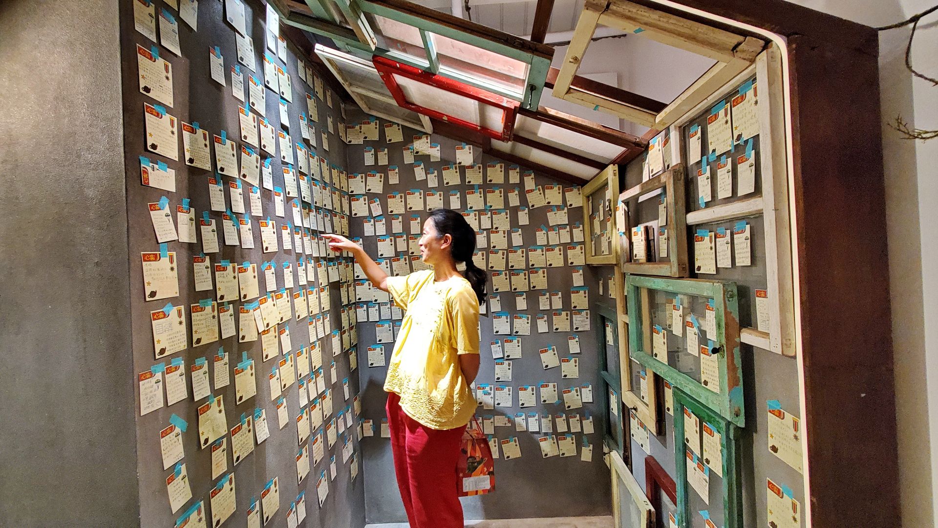 邀請觀眾走進一間沒有牆壁、沒有屋頂的房子，寫下自己的心得和留言。（記者黃朝琴攝）