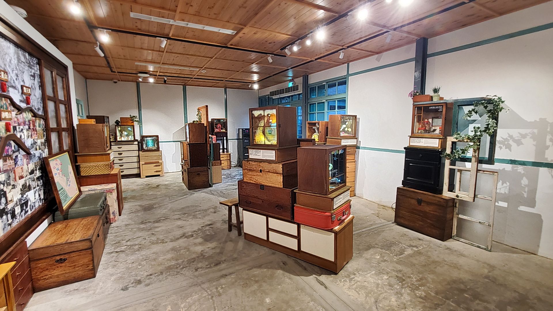 中心新村《心窗》3年計畫，針對北投13處列管眷村進行口述歷史調查，35位眷戶生命故事轉化為具體可見「故事箱」。（記者黃朝琴攝）