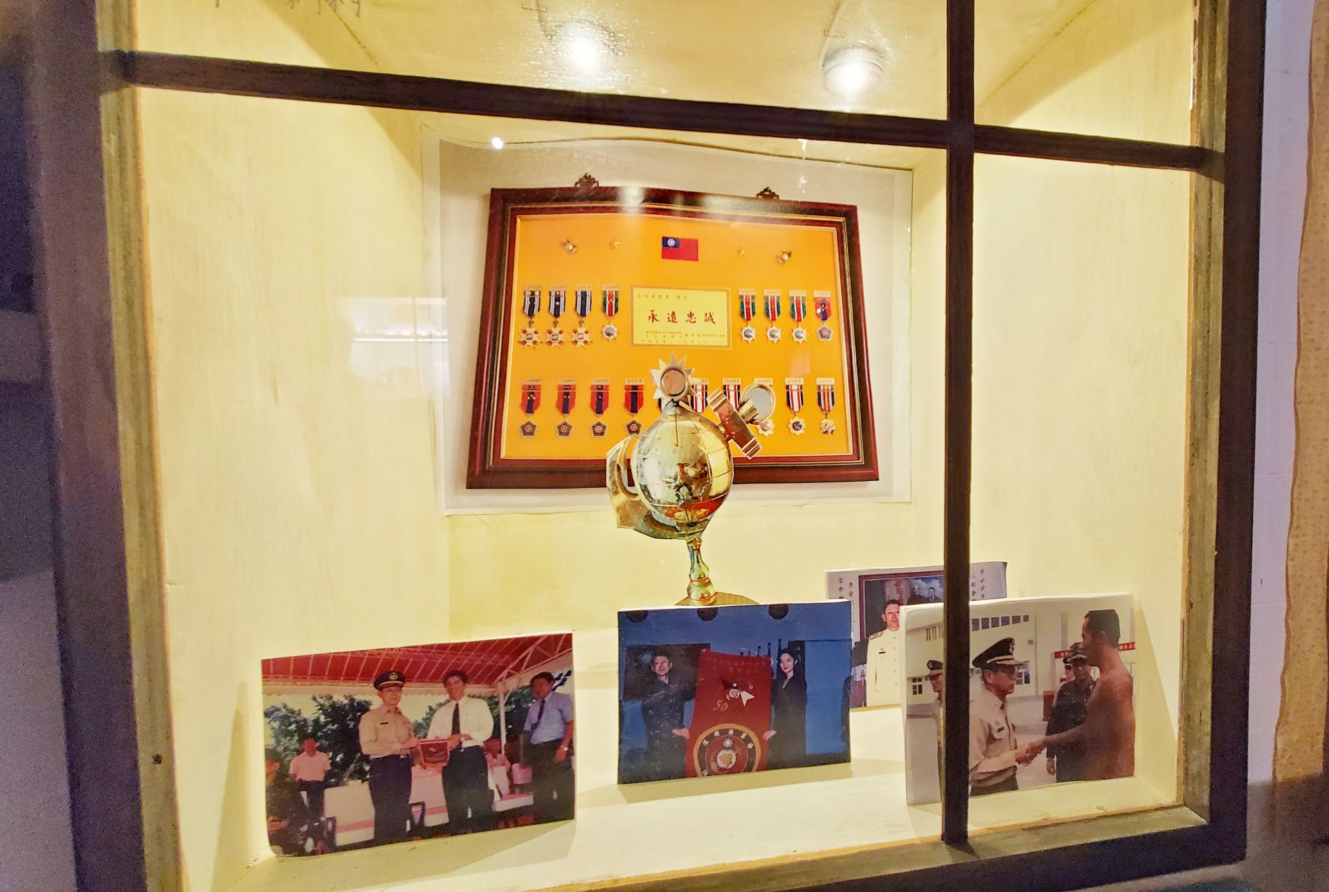 故事箱放進眷戶值得紀念東西，從將軍勳章、教官專書、降落傘到返鄉照，都是人生記憶。（記者黃朝琴攝）