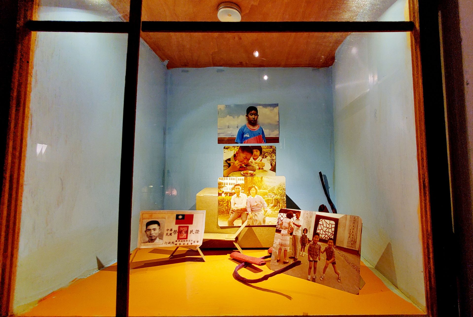 眷戶生命故事，轉化為具體可見的「故事箱」。（記者黃朝琴攝）