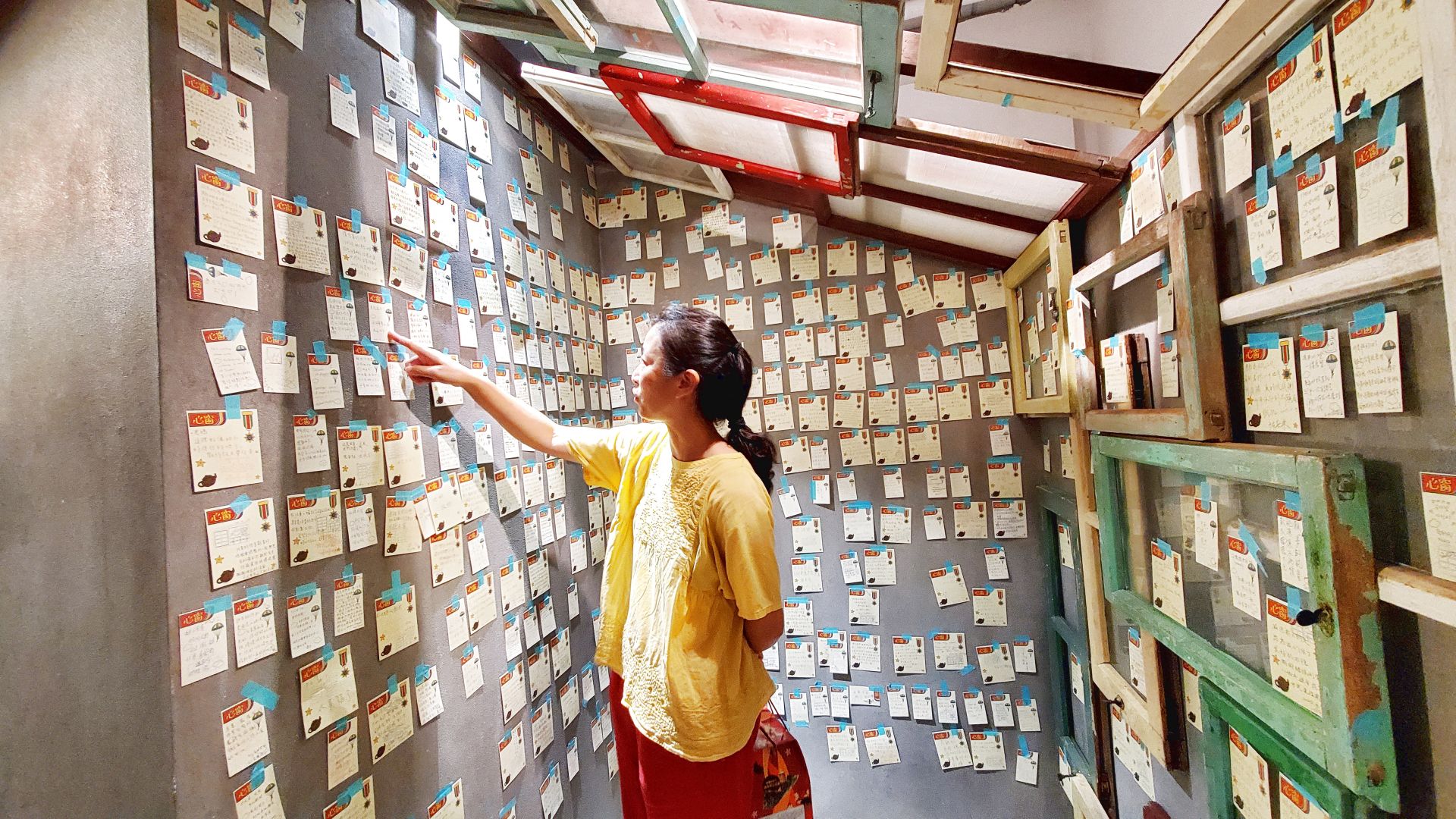 邀請觀眾走進一間沒有牆壁、沒有屋頂的房子，寫下自己的心得和留言。（記者黃朝琴攝）