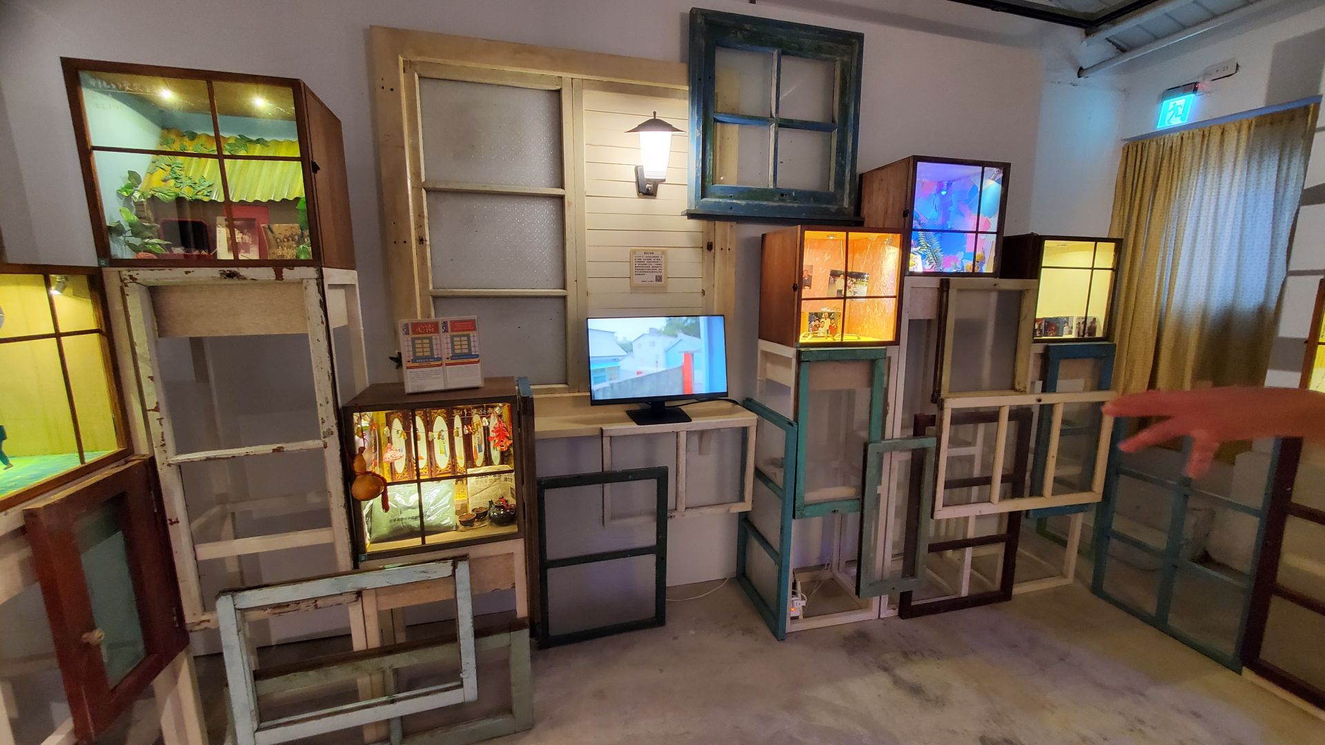 故事箱放進眷戶值得紀念東西，從將軍勳章、教官專書、降落傘到返鄉照，都是人生記憶。（記者黃朝琴攝）