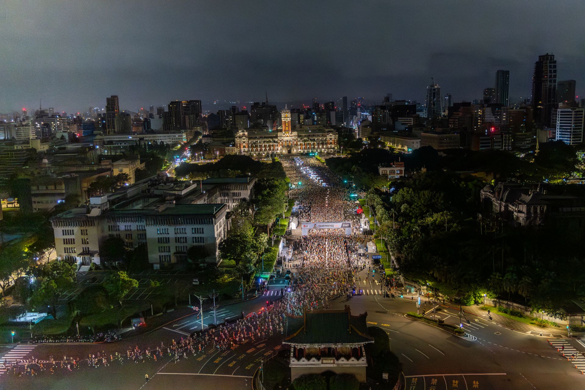 2025長榮航空馬拉松在總統府前開跑，吸引52國、24000名海、內外跑者共襄盛舉。（長榮航空提供）