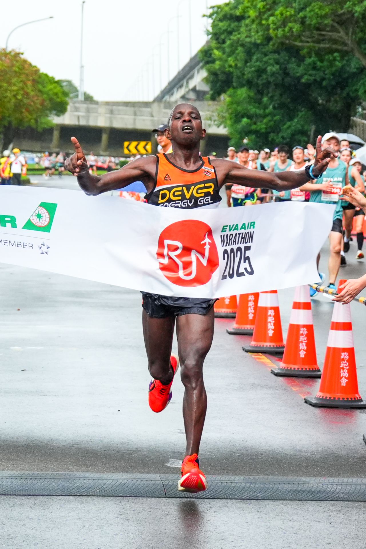 全程馬拉松男子組冠軍由肯亞選手Joseph Mwangi Ngare奪冠。（長榮航空提供）