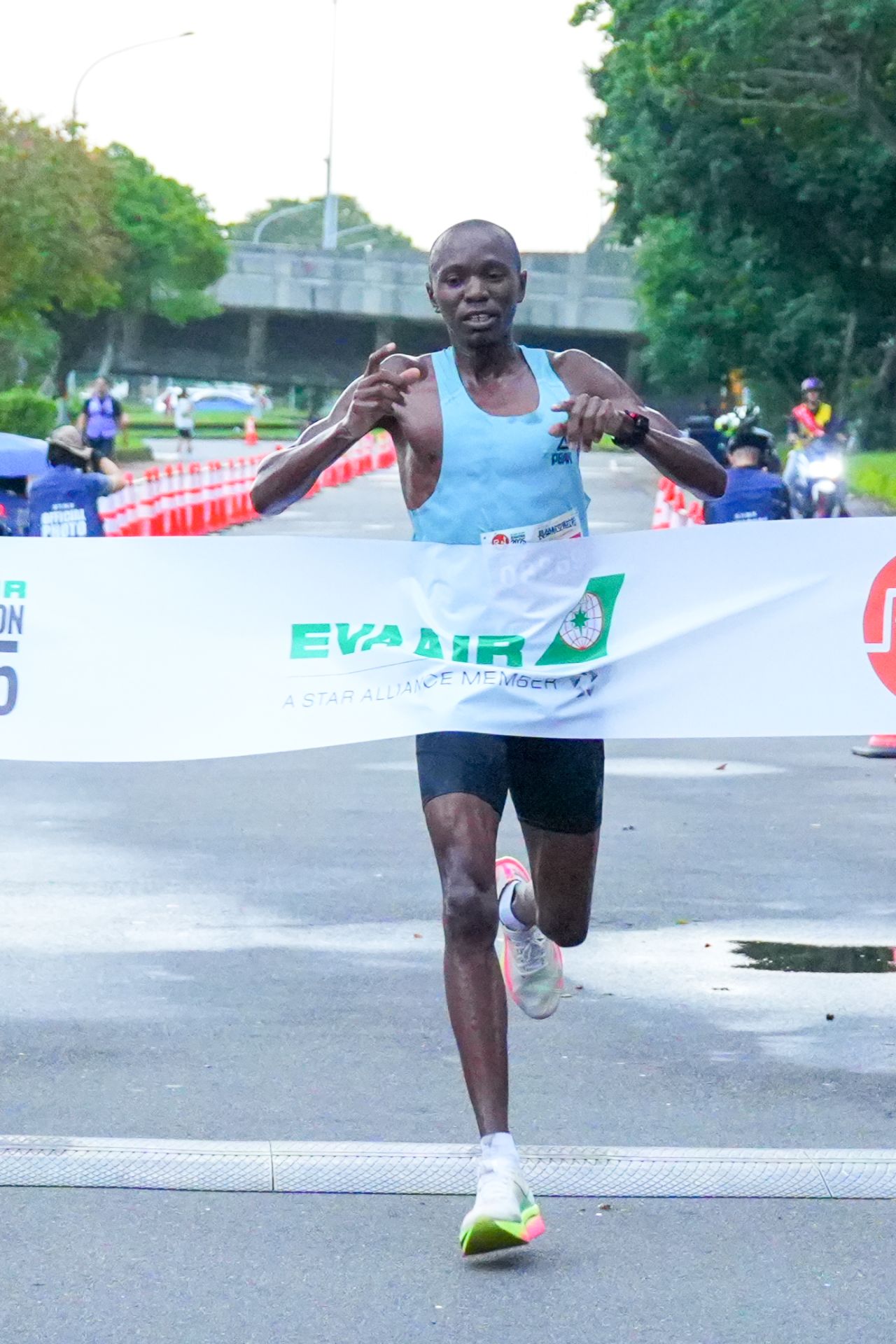 半程馬拉松男子組由肯亞選手Paul Ndungu Muchai率先衝線。（長榮航空提供）