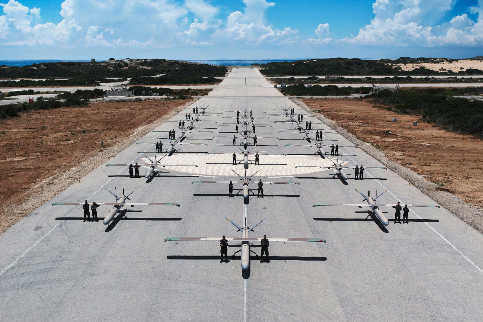    Hermes 450具備自動化起降系統，能在惡劣天氣與簡易跑道上起降，完全適應各種複雜的飛行環境，滿足地面部隊不分晝夜的多種情資與圖像需求。（取自Elbit Systems 網站）