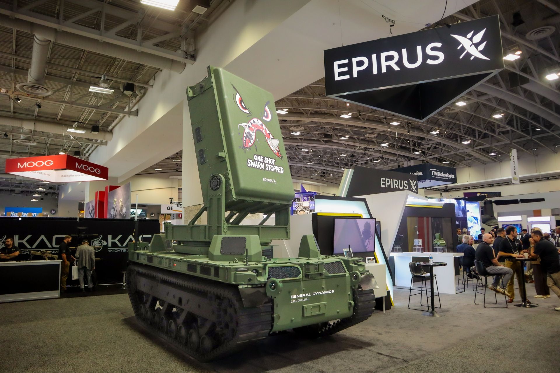 伊比魯斯公司展示自主版「雷歐奈達」（Leonidas AR）高能微波武器，主打其可有效應對無人機飽和攻擊。(取自Epirus公司「X」帳號）