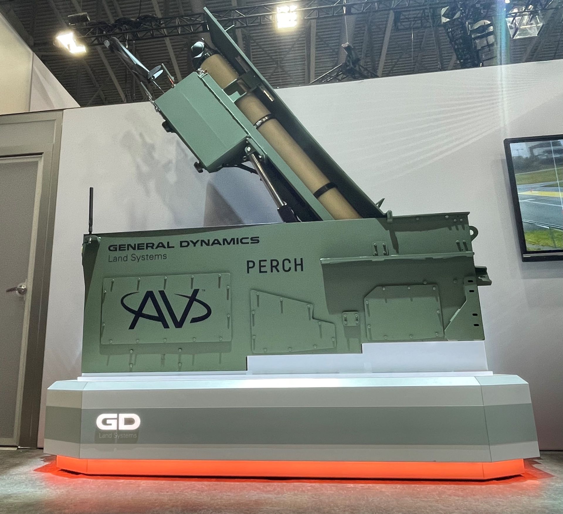 GDLS展出代號「PERCH」發射器，主打其體積袖珍，可安裝在戰車側面，用於發射「彈簧刀」滯空攻擊彈藥。（取自GDLS「X」帳號）