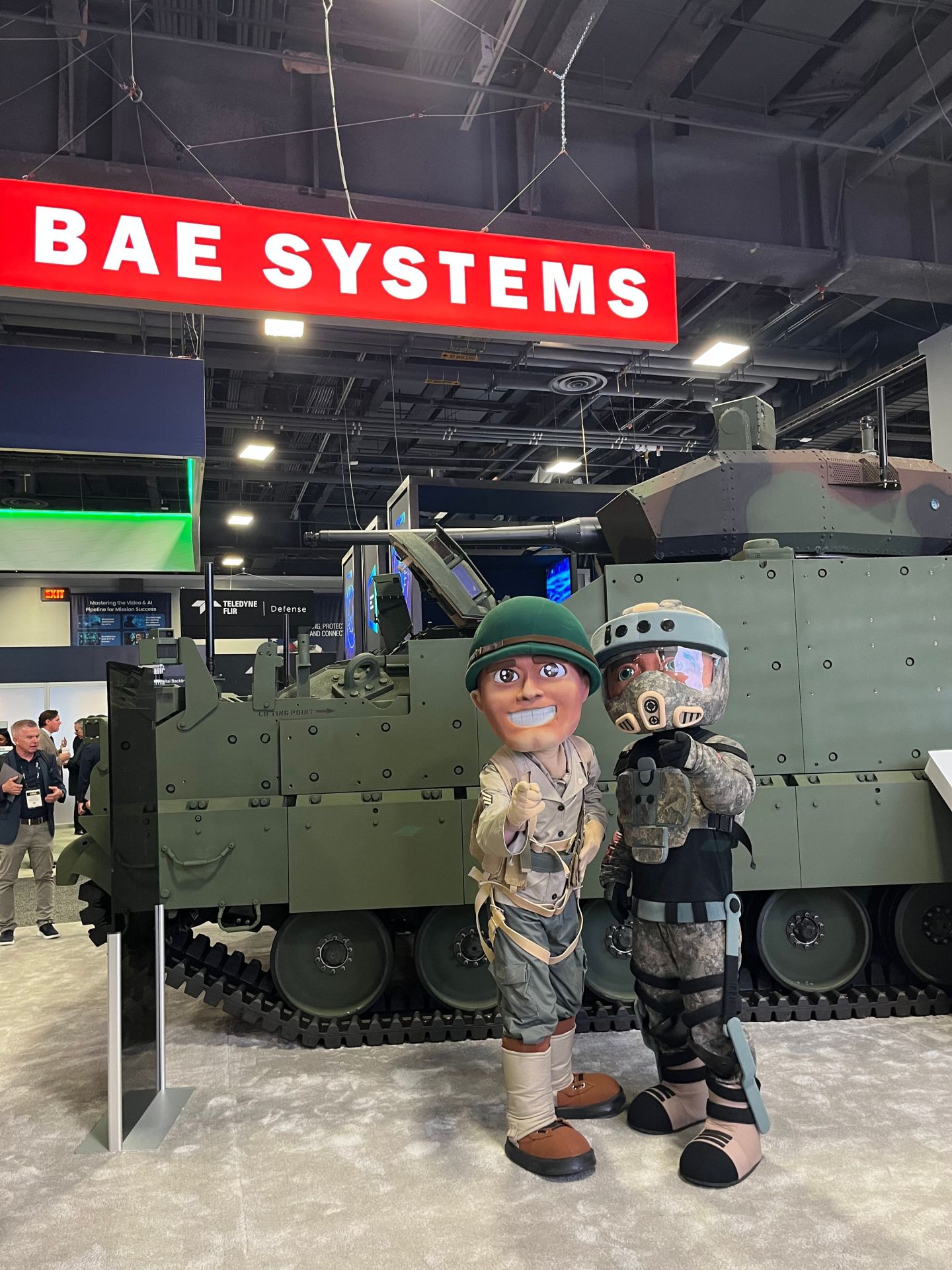 貝宜系統公司也展示配備砲塔版「多用途裝甲載具」（AMPV），主打其可提供強大支援火力。（取自貝宜「X」帳號）