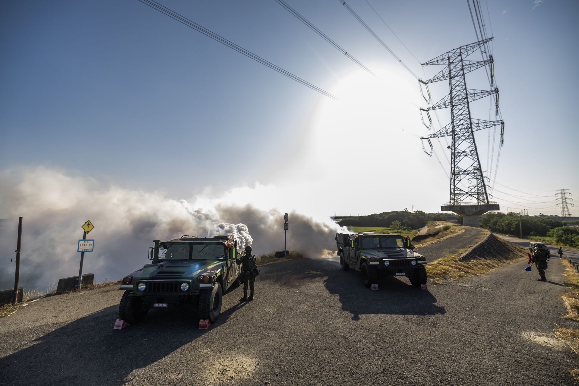 抵達戰術位置後，化學兵部隊執行煙幕釋放作業，協助主戰部隊遂行作戰。（記者林睿奕攝）