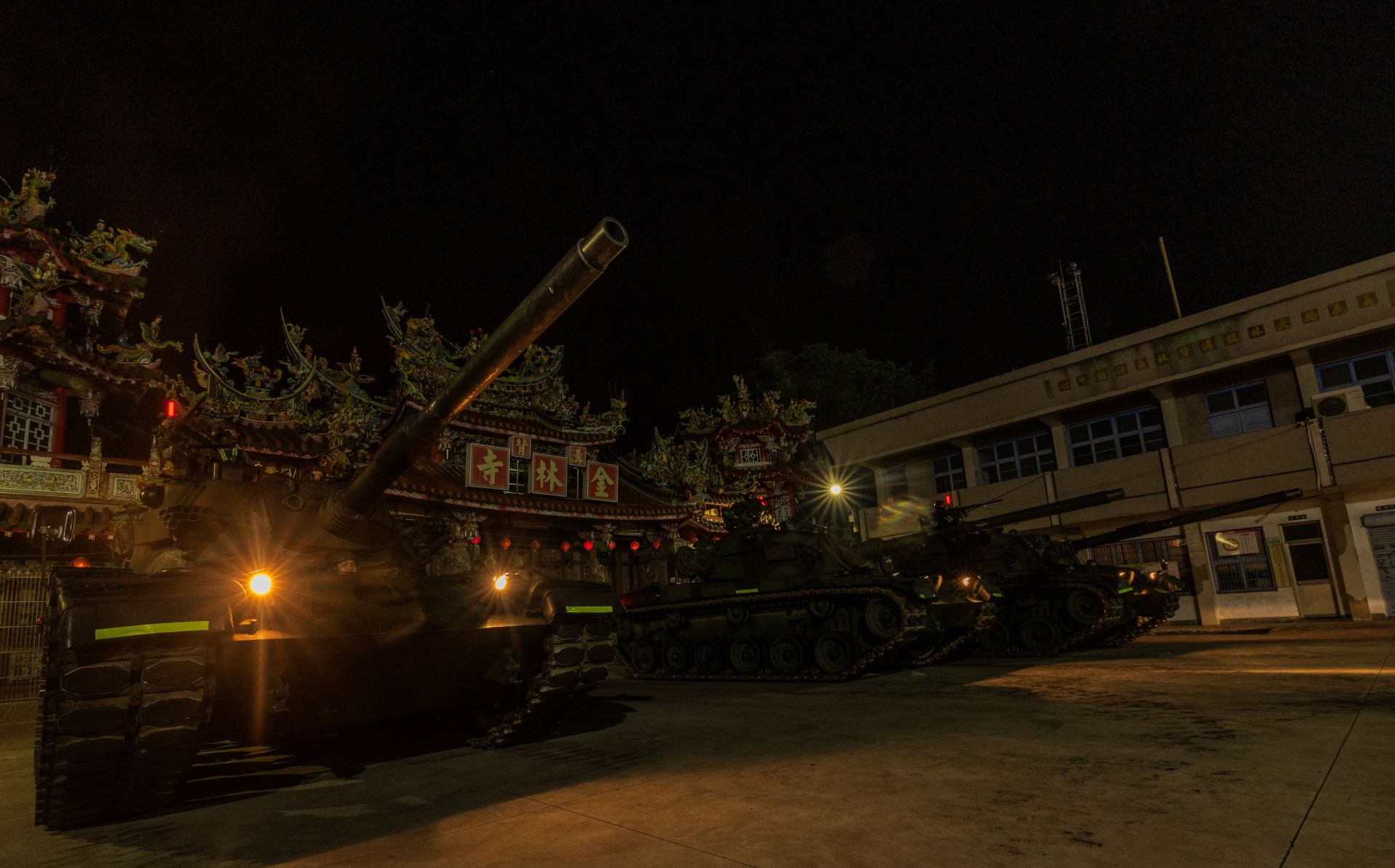 戰車蓄勢待發，隨時準備投入戰術機動，向目標地區進發。（記者林睿奕攝）