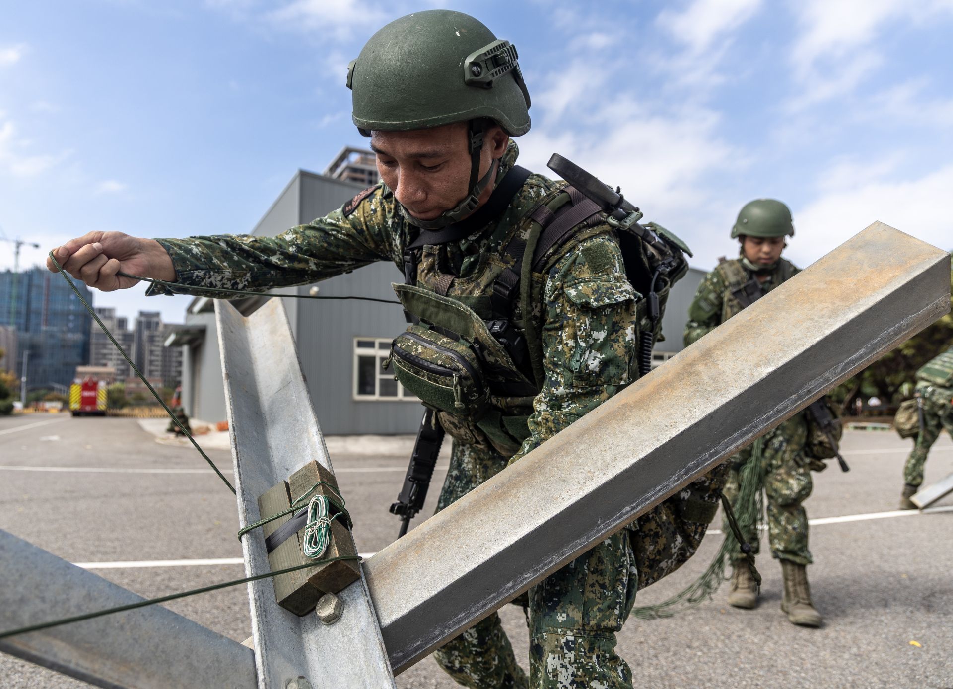 工兵部隊針對機動路線上的阻絕執行爆破清除。（記者葉軒瑜攝）