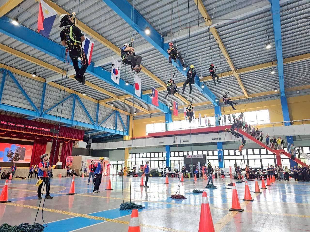 參賽隊伍在極具挑戰性的救援情境中激烈對決，眾人見證亞太區繩索救援的最高水準。（消防署提供）