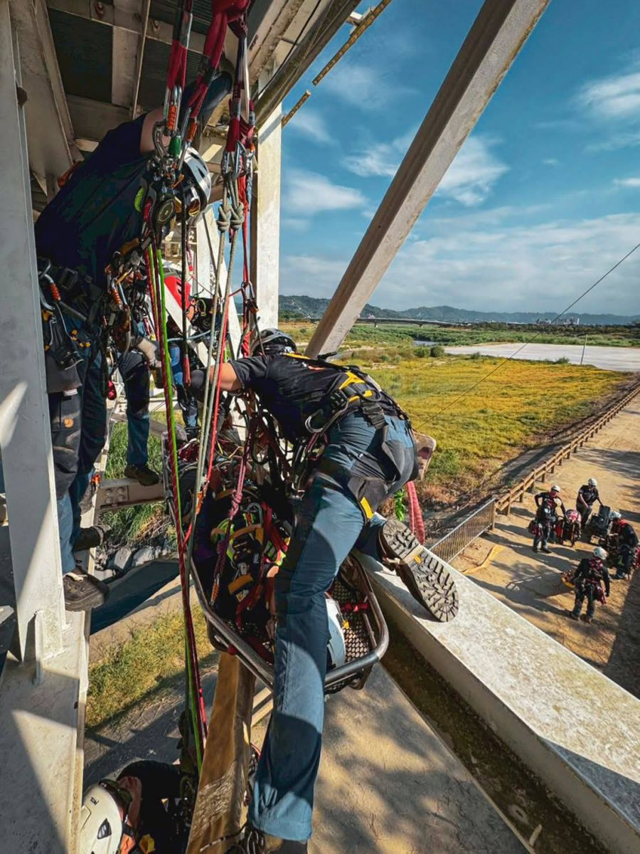 此次競賽與會者逾450人，歷經高強度的體力關卡與多元救援情境挑戰，展現精湛技術與團隊合作精神。（消防署提供）