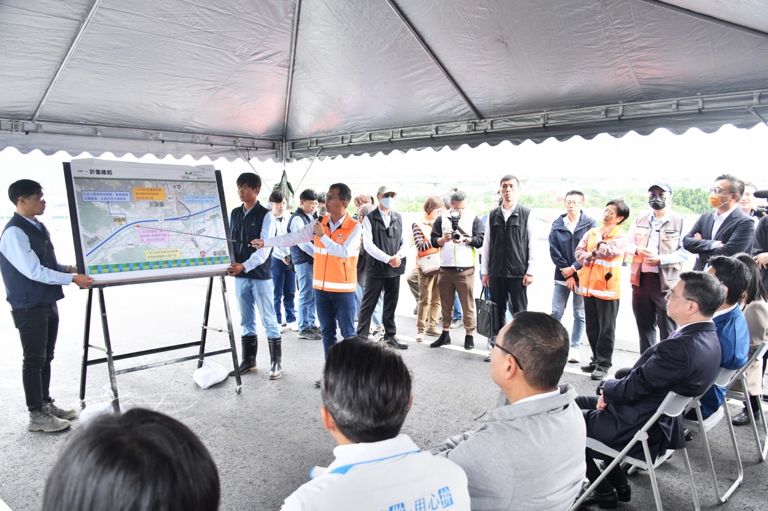 卓揆視察「國道1號五股交流道增設北入及北出匝道改善工程」，由交通部高速公路局進行工程簡報。（行政院提供）