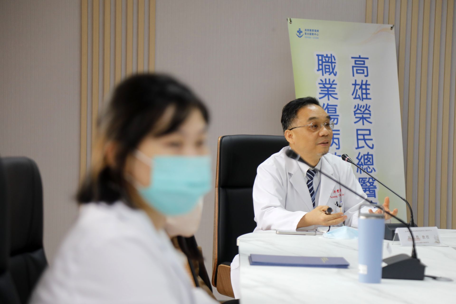 高榮職業醫學科祝年豐教授（右）說明「一站式職業傷病整合照護服務」， 兼顧個案生理、心理、醫療、社會與職業功能，促進身心復原與重建工作信心。（記者孫建屏攝）