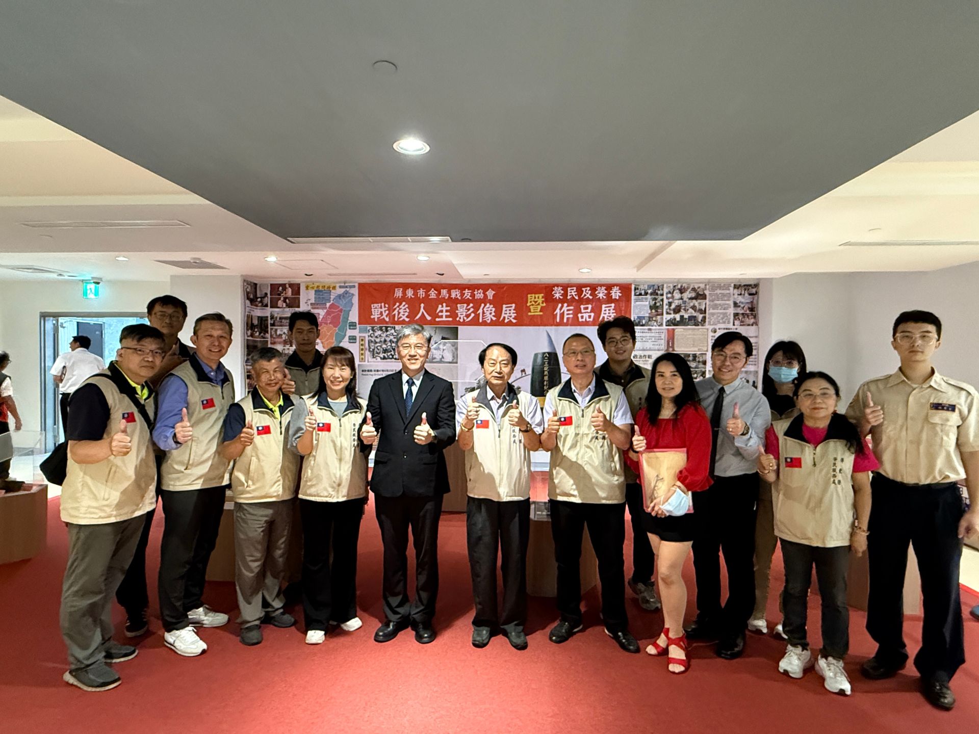 屏東榮服處處長王德維偕同仁參觀在屏東榮總展出的「鐵血歲月•榮民風華」文物展，緬懷前輩以青春歲月守護國家的崇高精神。（屏東榮服處提供）