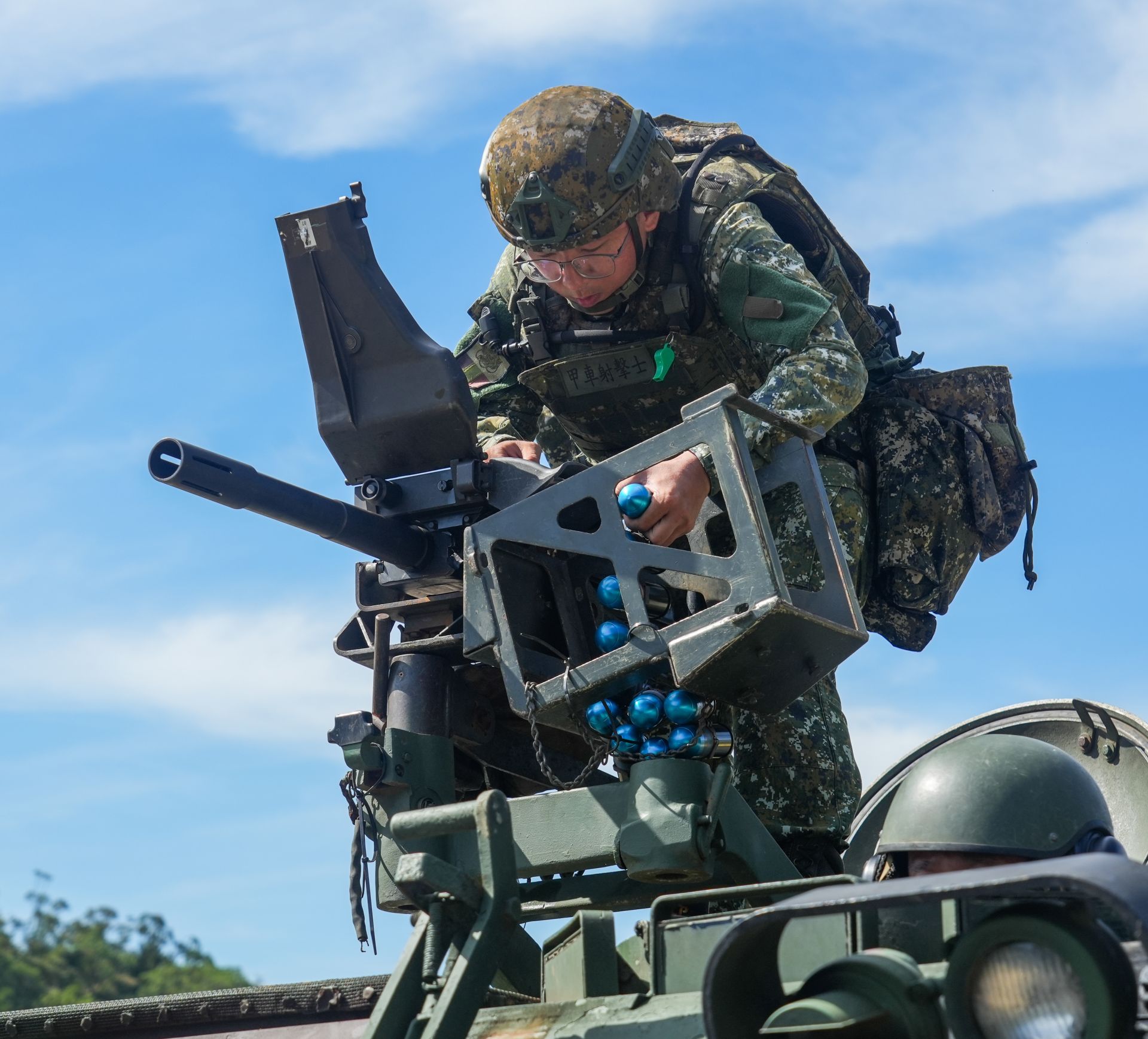  射擊前，甲車射擊士為40榴彈槍裝填彈藥。（記者張雅淳攝）