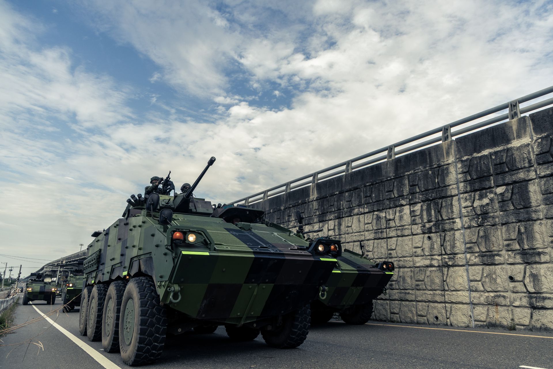 「陸勝1號操演」昨日進入「攻防戰鬥」階段，陸軍裝甲542旅派遣CM34裝步戰鬥車等車輛，演練橋梁要點佔領等課目。（記者葉軒瑜攝）