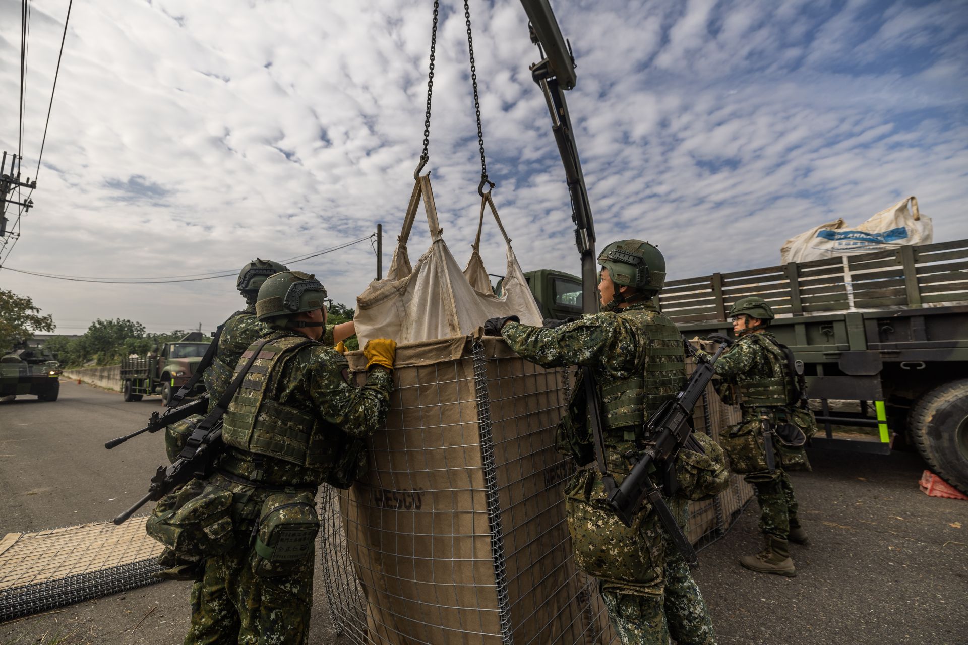 機步234旅運用機動阻絕器材（HESCO）進行演練，透過多元阻絕方法，驗證戰力運用。（記者林睿奕攝）